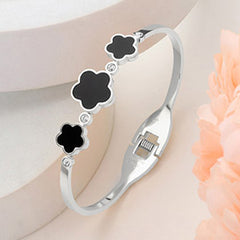 STAINLESS STEEL TRIPLE QUATREFOIL STONE BEZEL POINTED HINGED BANGEL BRACELET