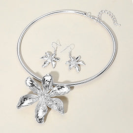 METAL FLOWER PENDANT ACCENTED NECKLACE